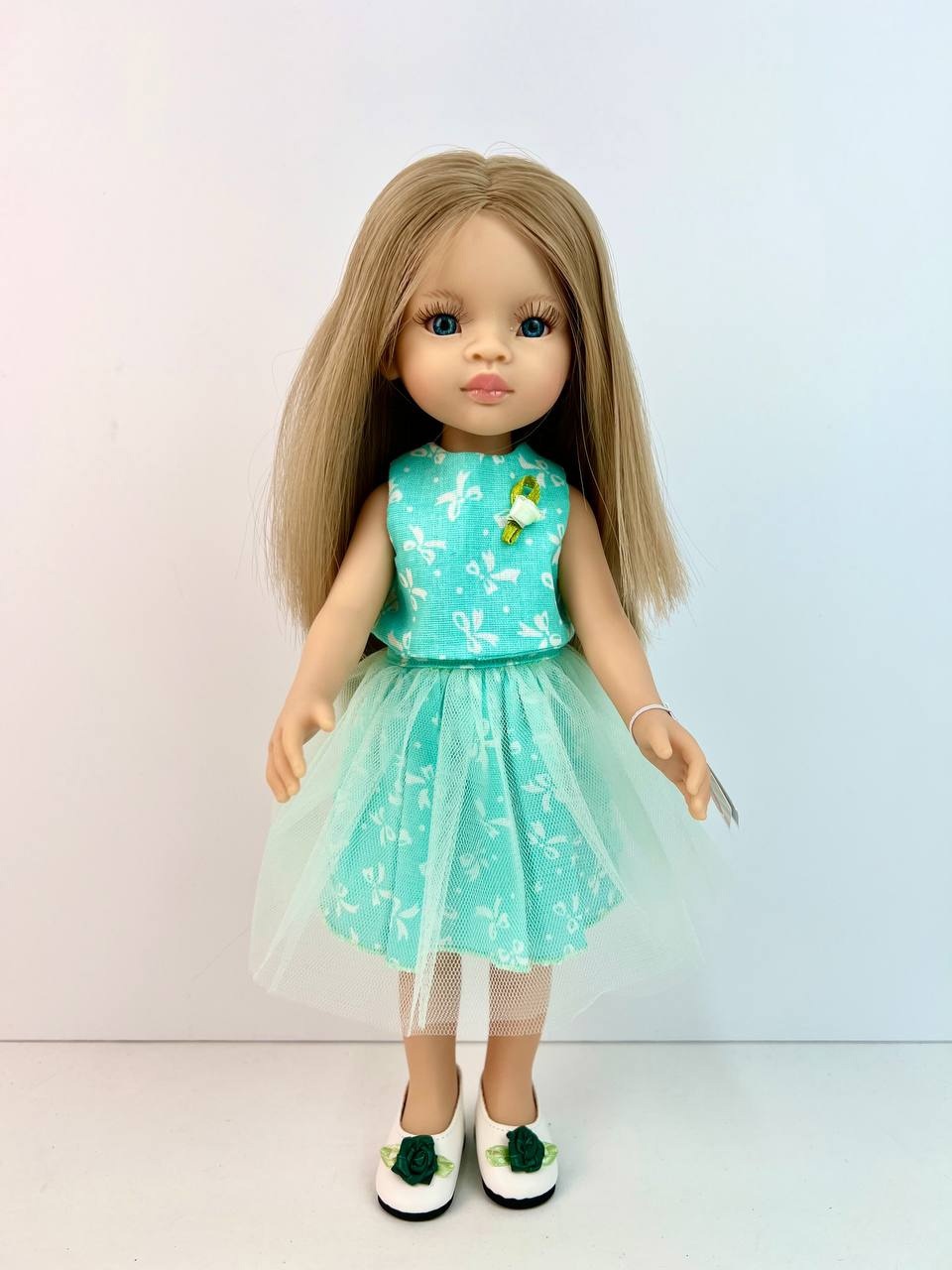 Кукла Маника 32см в/о в зел. топике и юбке с тафтой PAOLA REINA - фото 1