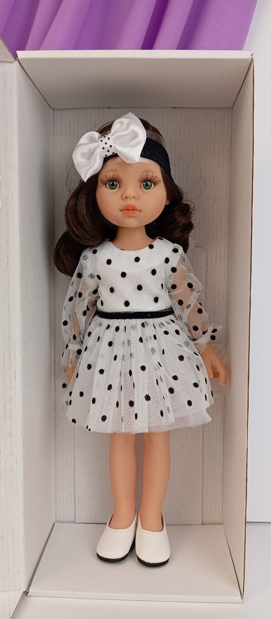 Кукла Кэрол 32см в платье бел. в горох + бант в/о PAOLA REINA - фото 1