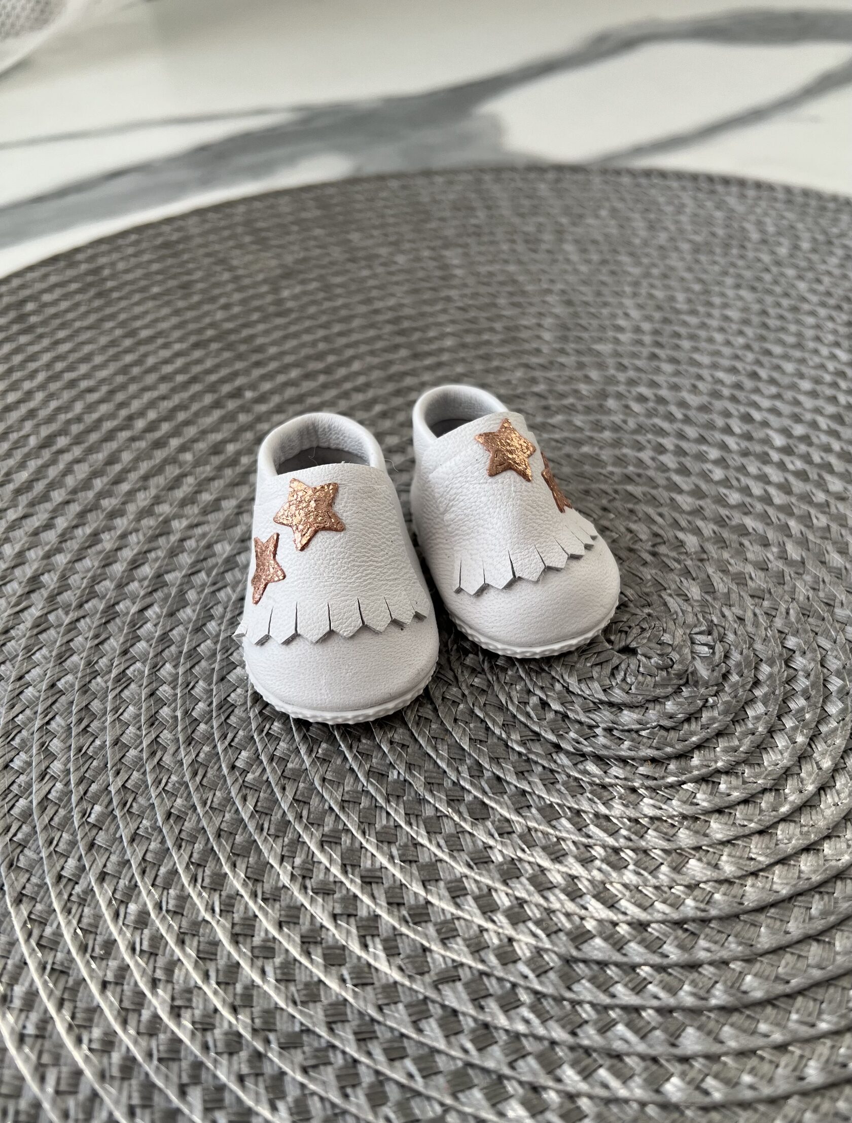 Одежда для кукол 32см Мокасины белые со звездами PAOLA REINА DSO - фото 1